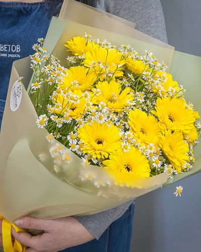 Букет из 15 желтых гербер и 20 ромашек кустовых купить с доставкой в Санкт-Петербурге Букет из 15 желтых гербер и 20 ромашек кустовых купить с доставкой в Санкт-Петербурге